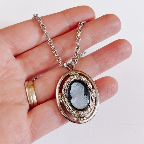 Mid Century Glass Cameo Pendant Necklace, VTG Silver Tone 70s Victorian Revival - Picture 4 of 13